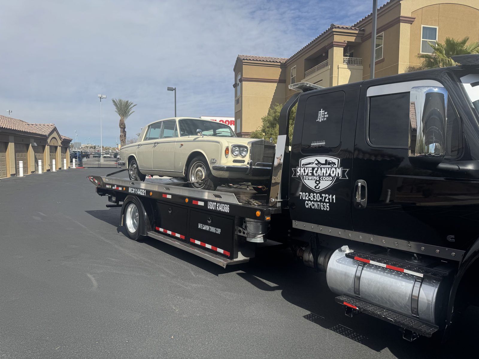 Rolls-Royce luxury car tow